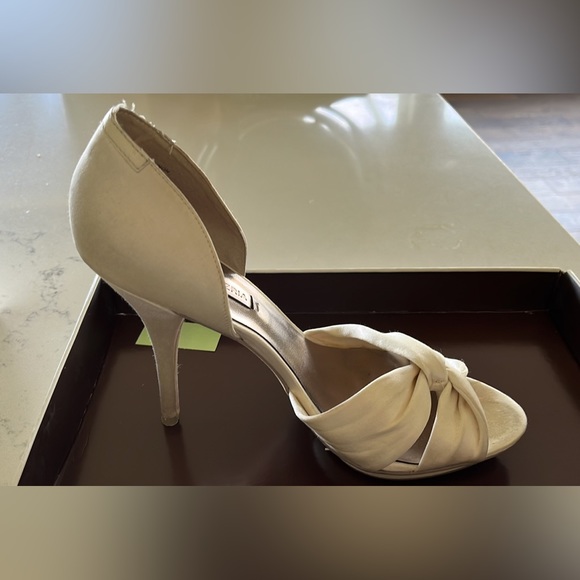BCBG satin ivory pumps size 8 - Picture 2 of 5